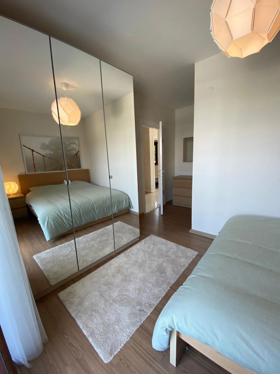 عقار بإطلالات خلابة على الطبيعة و بهندسة معمارية مذهلة