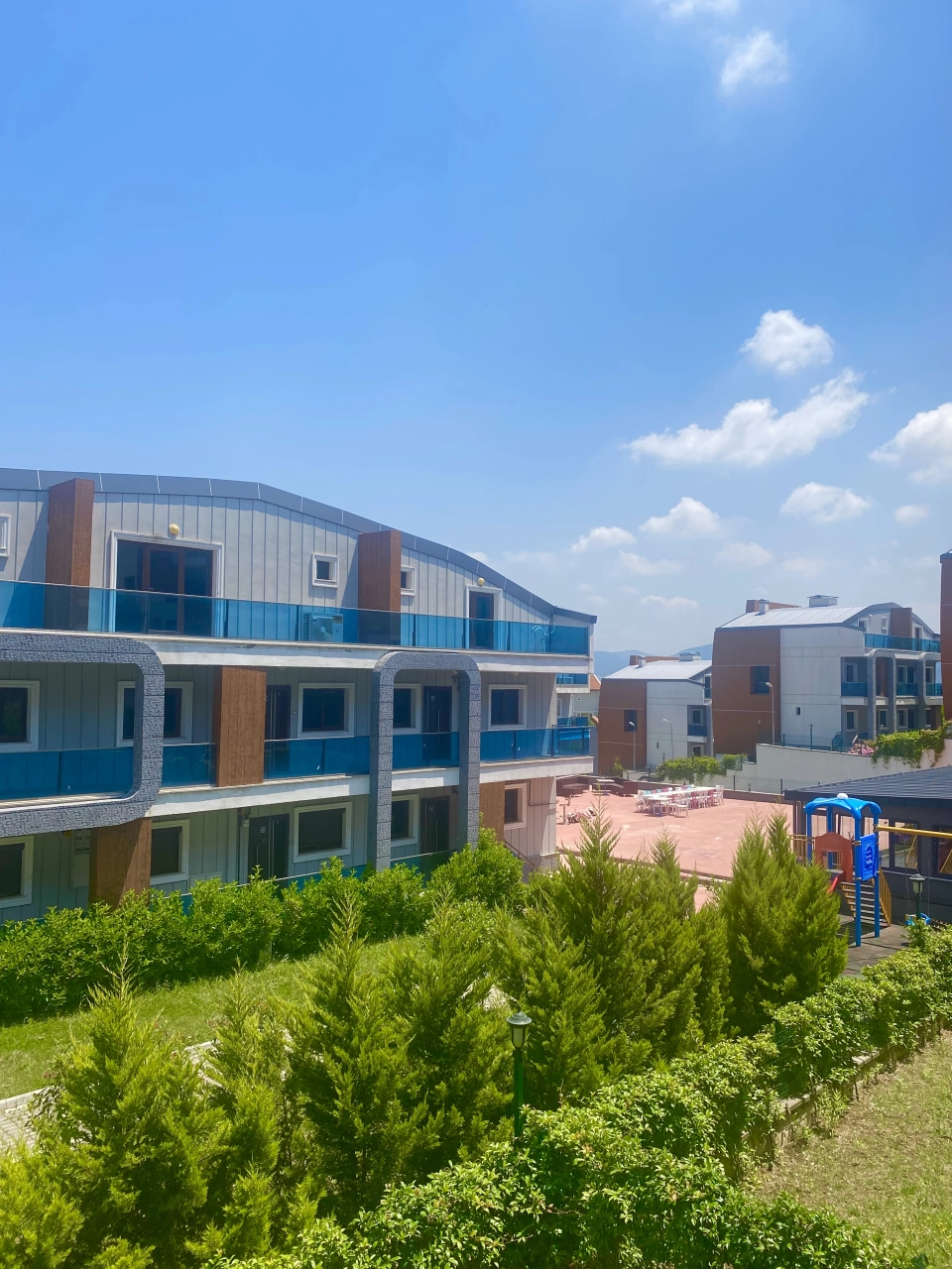 ملکی با چشم انداز دیدنی و معماری چشم نواز